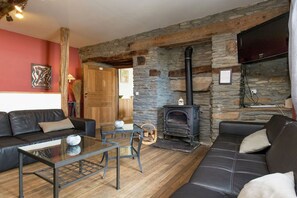 Smart-tv, een open haard, een dvd-speler en een tafeltennistafel