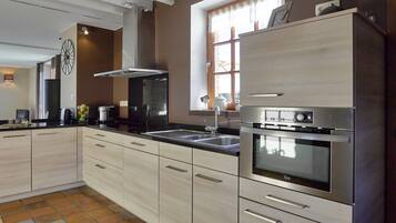 Een koelkast, een microgolfoven, een vaatwasser