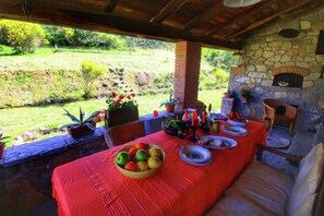 Outdoor dining - Striking Farmhouse, Ortignano (Ortignano)