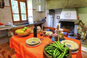 Dining - Striking Farmhouse, Ortignano (Ortignano)