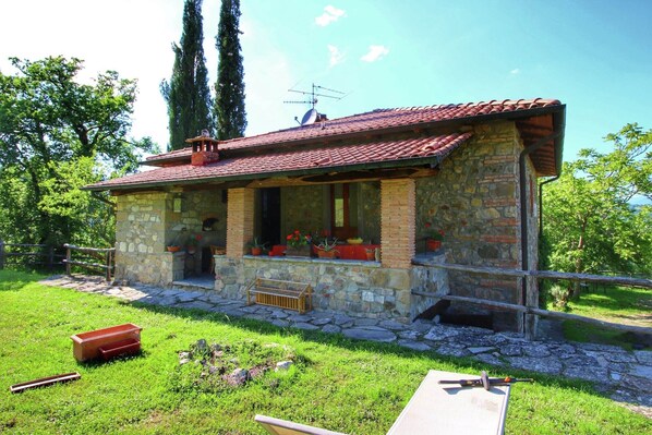 Property grounds - Striking Farmhouse, Ortignano (Ortignano)