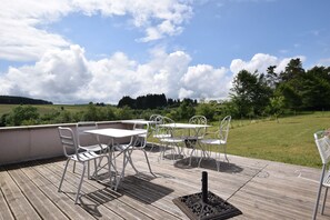 Outdoor dining - Holiday Home in Léglise near Ardennes River (Léglise)