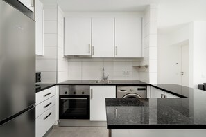 Een koelkast, een magnetron, een oven, een kookplaat