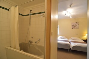 Bathtub, jetted tub - Luxury holiday home in Theux with terrace and playroom (Polleur (theux))