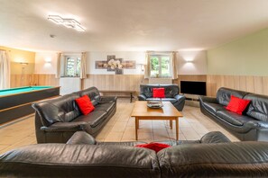 Smart TV, fireplace, DVD player, ping pong