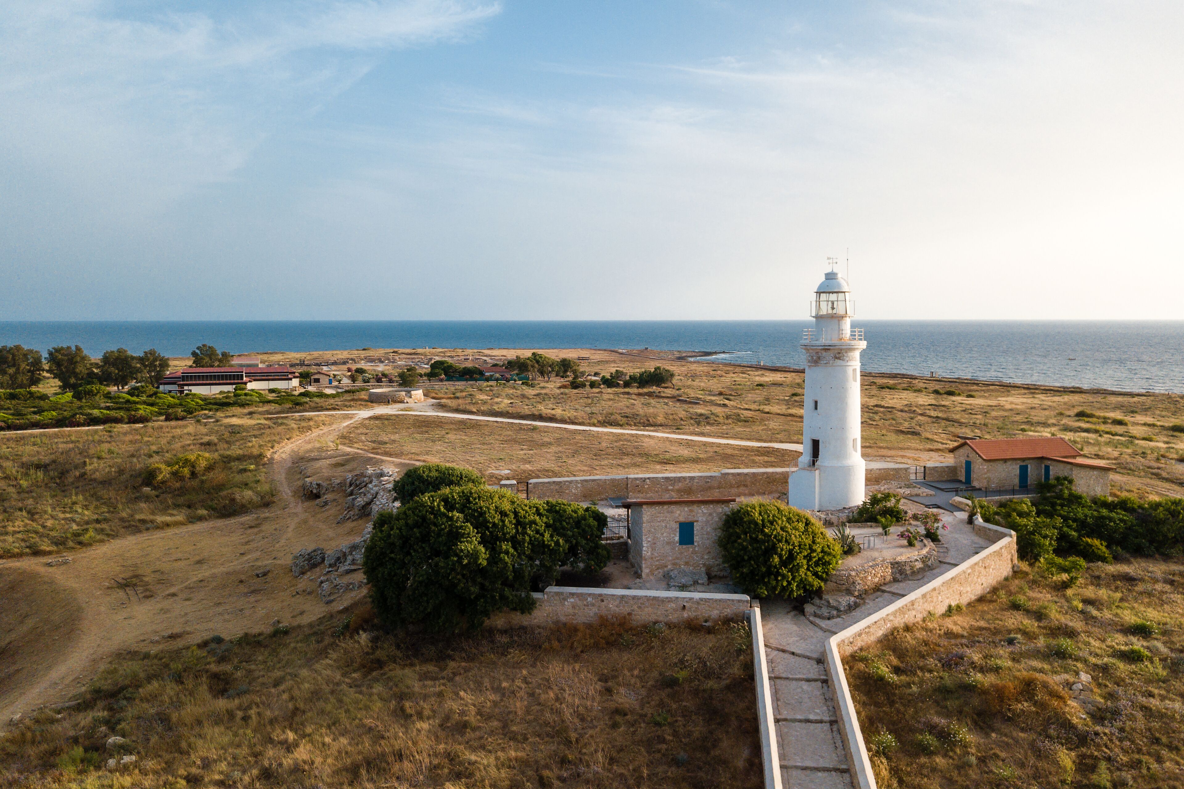 Un phare offrant une vue dégagée sur le paysage environnant, notamment sur un chemin de terre et une végétation clairsemée.