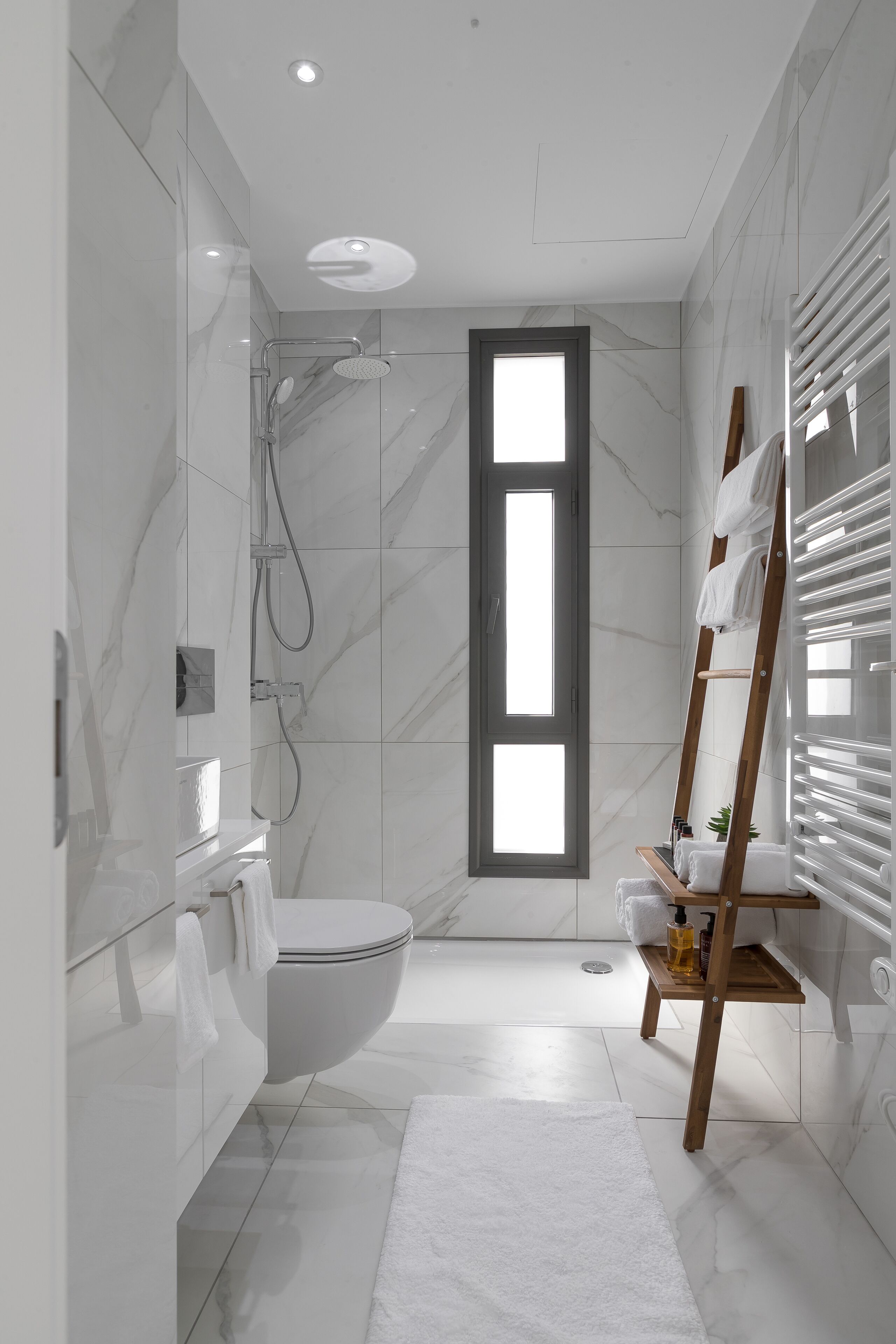 Ein modernes Badezimmer mit Toilette, Dusche und Handtuchhalter.