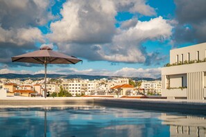 2 piscinas externas, funciona das 8h às 20h, guarda-sóis