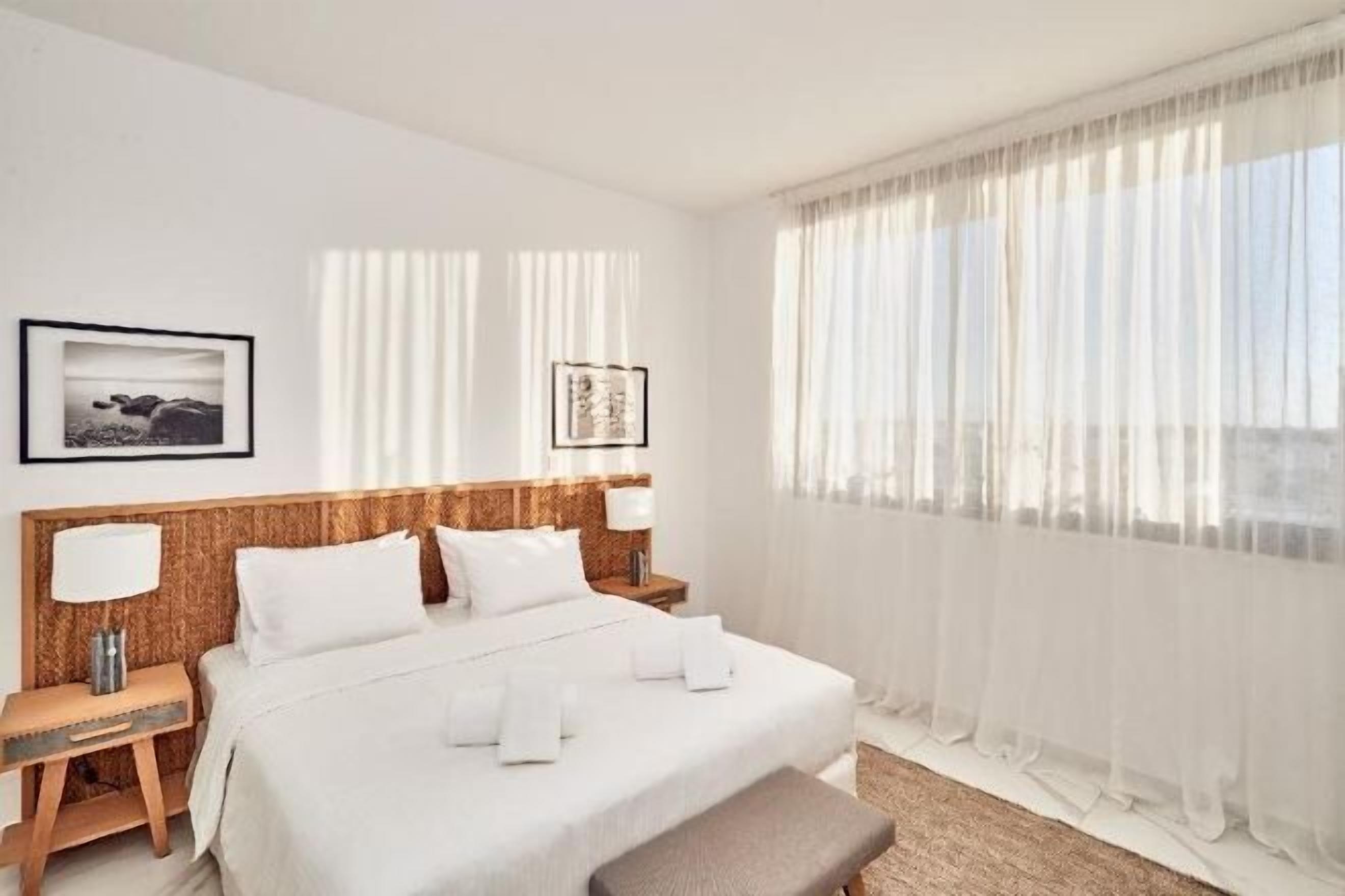 Hypo-allergenic bedding, in-room safe, desk, laptop workspace