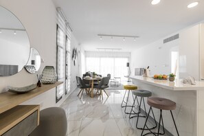 Hypo-allergenic bedding, in-room safe, desk, laptop workspace