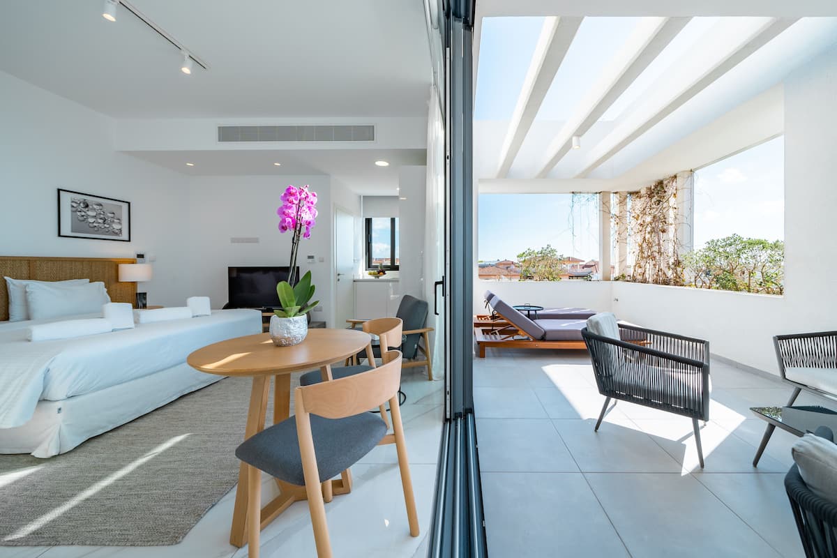 Executive Studio Apartment | Ropa de cama hipoalergénica y caja de seguridad en la habitación