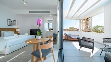 Executive Studio Apartment | Hypo-allergenic bedding, in-room safe, desk, laptop workspace