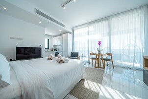 Executive Studio Apartment | Hypo-allergenic bedding, in-room safe, desk, laptop workspace