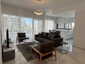 Apartemen Khas | Seprai antialergi, brankas, meja kerja, dan ruang kerja ramah laptop