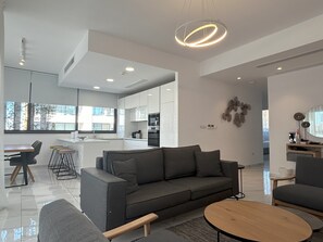 Hypo-allergenic bedding, in-room safe, desk, laptop workspace - Downtown Park (Paphos)
