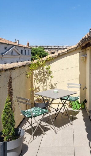 Outdoor dining - La Dolce Vita Nîmoise 🐊 Terrasse 100 M Des Arènes (Nîmes)