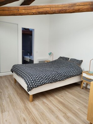 1 slaapkamer, een strijkplank/strijkijzer, internet, beddengoed