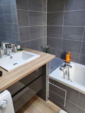 Bathtub, hair dryer, towels - La Dolce Vita Nîmoise 🐊 Terrasse 100 M Des Arènes (Nîmes)