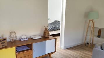 1 bedroom, iron/ironing board, internet, bed sheets