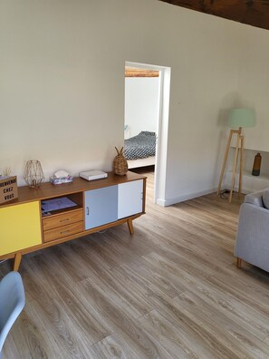 1 habitación, tabla de planchar con plancha, internet y ropa de cama 
