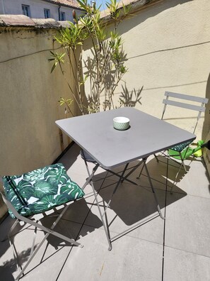 Outdoor dining - La Dolce Vita Nîmoise 🐊 Terrasse 100 M Des Arènes (Nîmes)