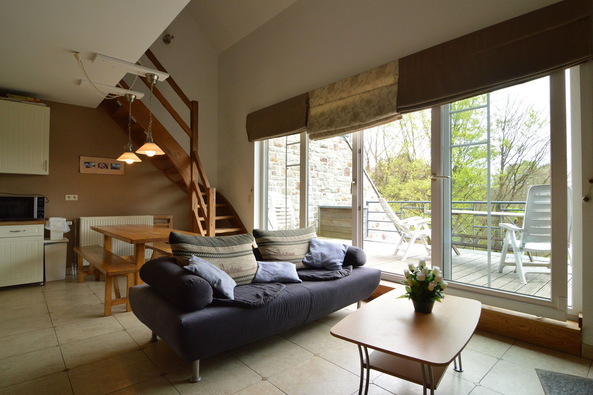 Smart-tv, een open haard en een stereo