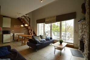 Smart TV, fireplace, stereo