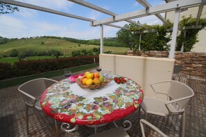Outdoor dining - Farmhouse in San Gimignano with Pool (San Gimignano)