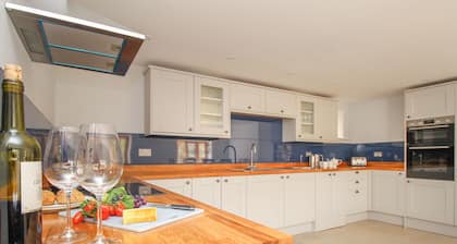 The Stables, Burton Bradstock