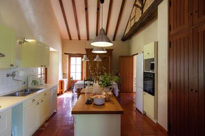 Fridge, microwave, oven, stovetop - Marvelous Holiday Home in Issac with Swimming Pool (Issac)