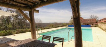 Marvelous Holiday Home in Issac with Swimming Pool