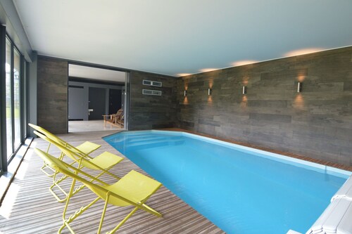 Chic vakantiehuis in Waimes met binnenzwembad en home cinema