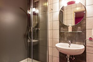 Combined shower/bathtub - Swanky Holiday Home in Waimes with Indoor Swimming Pool (Waimes)