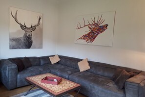 Een smart-tv, een open haard en een tafeltennistafel