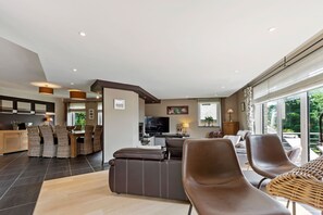 Téléviseur connecté, foyer, lecteur de DVD, chaîne audio