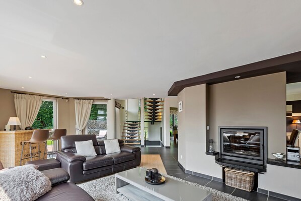 Smart TV, fireplace, DVD player, stereo