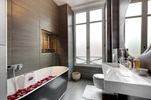 Bathtub, jetted bath, hair dryer, towels