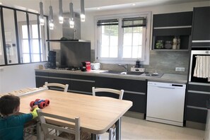 Kühlschrank, Mikrowelle, Ofen, Geschirrspüler