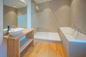 Bathtub - Château in Stavelot with Private Pool & Sauna (Hockai)