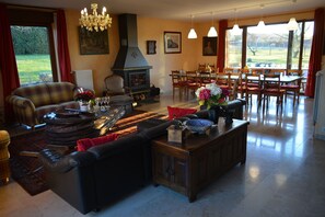 Smart TV, fireplace, DVD player