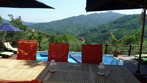 An outdoor seating area with a view of a mountain landscape. - Holiday House in Lucca with Pool & Valley Views (Borgo A Mozzano)