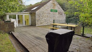 Ein Steinhaus mit einem Schild, auf dem „Les Grands d'Andres“ steht.