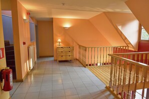 المنشأة من الداخل