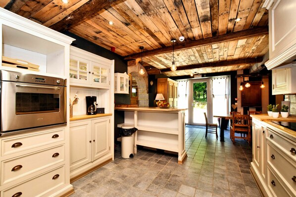 Kühlschrank, Mikrowelle, Ofen, Geschirrspüler