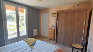 1 bedroom, bed sheets