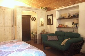 2 bedrooms, iron/ironing board, free WiFi