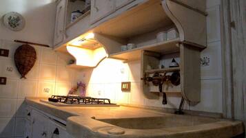 Frigorifero, microonde, lavastoviglie, macchina per tè/caffè