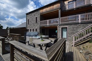 Outdoor dining - Villa in Nadrin with Pool & Nature Views (Nadrin)