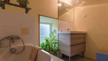 Bathtub