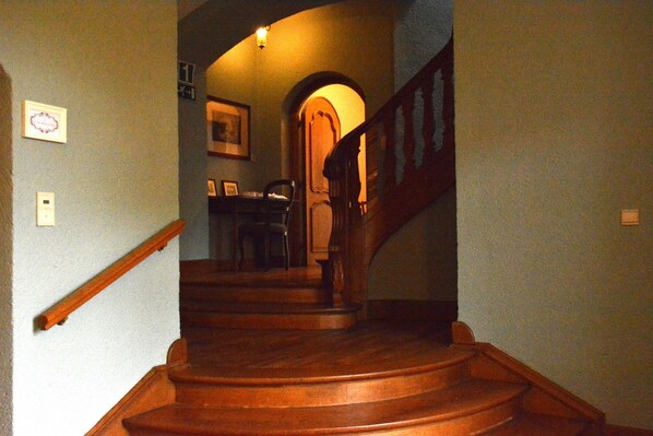 A wooden staircase with a handrail leading to a landing. - Castle in Ardennes near Forest & Sauna (Freux)